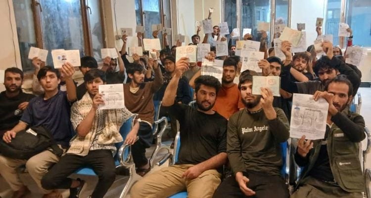  Over 400 Afghan Refugees Released From Prisons in Pakistan and Iraq